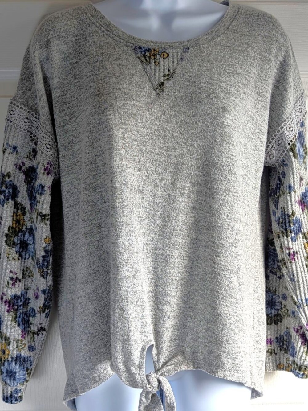 Floral Contrast Sleeve Tie-Front Knit Top - Gray (Size Small)